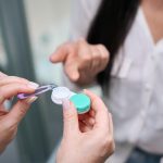 Обучение использованию контактных линз